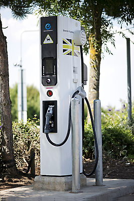 포토 JPG 해외이미지 교통시설 자동차 잉글랜드 사람없음 초록색 환경 도시 콘센트 플러그 연결 에코 친환경 충전 충전기 해외202004 해외포토 육상교통 컬러 교통 영국 기계 시설 파일형식 이미지허브