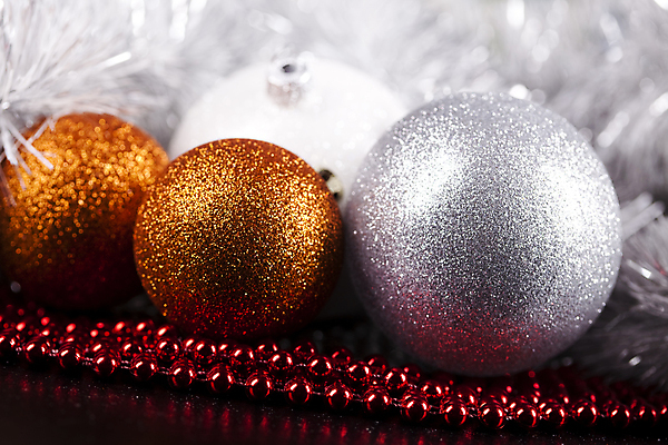 포토 JPG 해외이미지 크리스마스장식 크리스마스 실내 근접촬영 사람없음 아웃포커스 장식볼 오브젝트 오너먼트 해외202004 해외포토 기념일 뷰포인트 촬영기법 내부 장식 파일형식 이미지허브