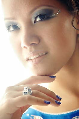 포토 JPG 해외이미지 손 여자 얼굴 손가락 한명 사람 동양인 성인 세로 파란색 컬러풀 머리 침묵 기쁨 신선 반지 화려 우아함 보석 순수 흰배경 고립 단아함 천진난만 해외202004 해외포토 1 감정 컬러 백그라운드 컨셉 장신구 인종 신체부위 소리 흰색 광석 파일형식 이미지허브