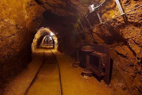 포토 JPG 해외이미지 산업 길 백그라운드 실내 사람없음 내부 빛 어둠 램프 업무 구멍 복도 터널 동굴 황금 철 버리기 발굴 통로 좁은 먼지 지하 자원 최초 깊이 땅파기 석탄 옛날 지질학 지하실 해외202004 해외포토 교육 모션 조명 작업 파일형식 이미지허브