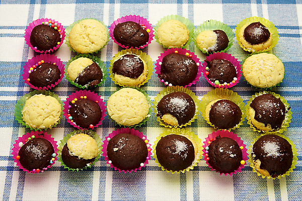 포토 JPG 해외이미지 모양 음식 빵 분홍색 부분 디저트 요리 사람없음 노란색 케이크 초콜릿 식사 빵집 흰색 신선 그룹 황금 달콤 아침식사 상품 작음 설탕 컵케이크 굽기 먹기 오브젝트 머핀 줄서기 페스츄리 핸드메이드 해외202004 해외포토 컬러 모션 상점 맛 크기 구이 파일형식 이미지허브