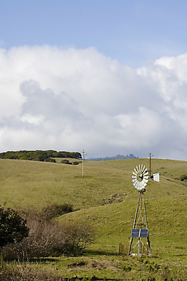 포토 JPG 해외이미지 구름 도로 사람없음 햇빛 힘 발전기 에너지 칼날 프로펠러 먼지 볼트 전압 현재 해외202004 해외포토 자연요소 길 컨셉 교통시설 태양 발전소 공구 파일형식 이미지허브