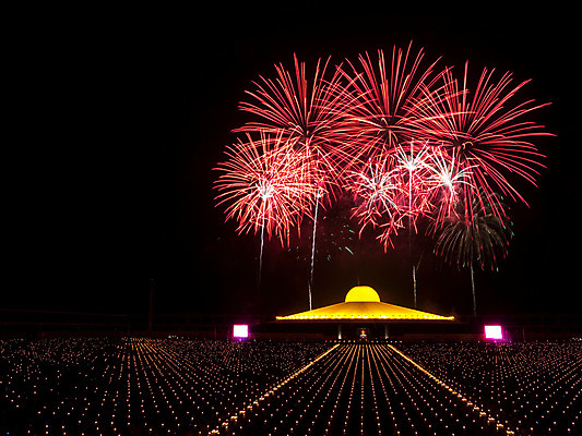 포토 JPG 해외이미지 아시아 종교 불교 태국 불꽃 동양인 이벤트 사람없음 빛 검은색 축제 사찰 야간 방콕 대칭 순례 많음 해외202004 해외포토 자연요소 나라 컬러 컨셉 종교건축 불 인종 파일형식 이미지허브