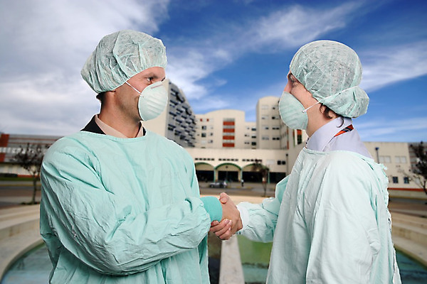 포토 JPG 해외이미지 직업 남자 행복 중년 백그라운드 유니폼 건강 병원 실험 미소 사람 성인 내부 두명 치료 약 건강관리 환자 의사 흰색 수술 실험실 씻기 동료 직원 외과 고립 돌봄 인턴 의료성형뷰티 해외202004 해외포토 옷 감정 컬러 비즈니스 의학 관계 모션 표정 관리 청결 의료진 파일형식 이미지허브