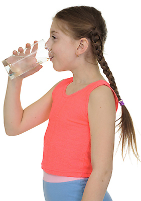 포토 JPG 해외이미지 손 여자 얼굴 음료 어린이 셔츠 티셔츠 유리 한명 서기 10대 세로 물 흰색 신선 잡기 고립 해외202004 해외포토 자연요소 1 컬러 상의 모션 청소년 재질 사람 신체부위 파일형식 이미지허브