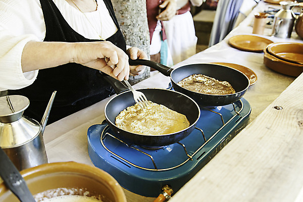 포토 JPG 해외이미지 전통 접시 음식 여행 백그라운드 디저트 치즈 거리 건강 요리 사람없음 야외 목재 노란색 쌓기 금속 주방 식당 검은색 식사 카페 장비 프랑스 흰색 업무 뜨거움 달콤 아침식사 설탕 굽기 메밀 준비 만들기 팬케이크 프랑스어 러시아인 크레이프 파리(프랑스) 해외202004 해외포토 서양인 나무 문자 식기 유럽 컬러 식재료 재료 모션 재질 유제품 케이크 상점 작업 맛 구이 파일형식 이미지허브