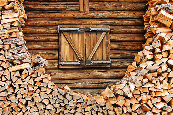 포토 JPG 해외이미지 창문 산 주택 사람없음 건물 목재 갈색 시골 닫기 시골집 통나무 샬레 수목 해외202004 해외포토 나무 건축물 컬러 재료 모션 실험기구 파일형식 이미지허브