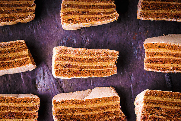 포토 JPG 해외이미지 전통 음식 조각 과일 탁자 디저트 요리 사람없음 가로 파란색 갈색 과자 케이크 보라색 어둠 빵집 흰색 달콤 맛 사과 설탕 굽기 먹기 층 러시아인 페스츄리 해외202004 해외포토 서양인 빵 컬러 가구 컨셉 모션 상점 구이 파일형식 이미지허브