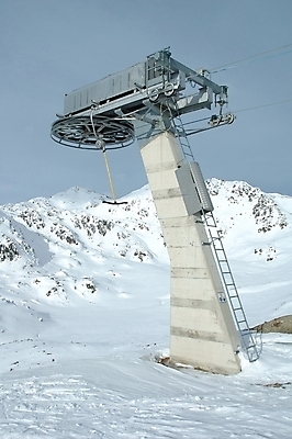 포토 JPG 해외이미지 구름 계절 밧줄 스포츠 겨울 자연 하늘 휴가 스키 산 풍경 경사 사람없음 야외 금속 계곡 맑음 기계 흰색 시골 기둥 바 바퀴 오스트리아 정상 휴양지 알프스 장면 철사 봉 종료 절정 지원 철강 콘크리트 해외202004 해외포토 자연요소 건축 유럽 줄 컬러 재질 날씨 겨울스포츠 장소 생태계 파일형식 이미지허브