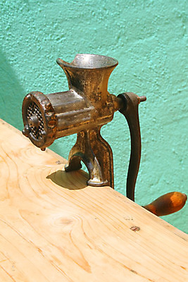 포토 JPG 해외이미지 음식 벽 백그라운드 장신구 탁자 육류 손잡이 요리 사람없음 목재 초록색 파란색 갈색 금속 주방 기계 장비 수확 골동품 기구 도구 공구 업무 철 부식 준비 복고 날카로움 그라인더 갈기 통조림 구식 다진 옛날 정육점 조작 철강 터키석 방식 해외202004 해외포토 나무 컬러 가구 농업 식재료 재료 재질 상점 작업 보석 커피용품 파일형식 이미지허브