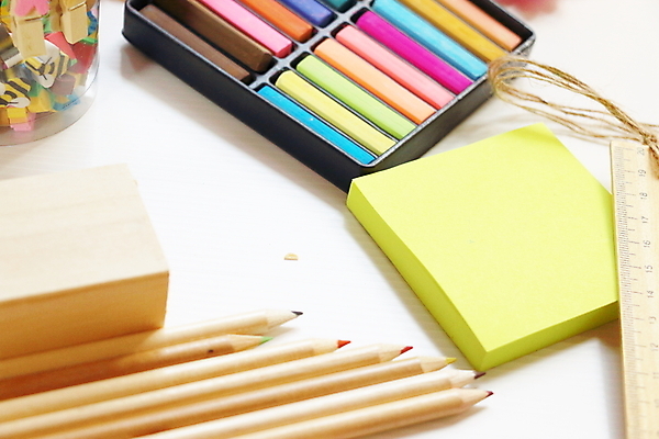 포토 JPG 해외이미지 자 사람없음 연필 메시지 신학기 크레파스 해외202004 해외포토 문구용품 학용품 필기구 파일형식 이미지허브