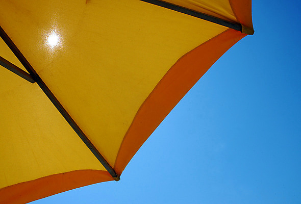 포토 JPG 해외이미지 오렌지 우산 하늘 휴식 그림자 사람없음 야외 빨간색 초록색 여름 컬러풀 햇빛 태양 파티 맑음 수영 봄 줄무늬 기쁨 뜨거움 선탠 보호 그늘 갑판 양산 온도 가림막 자외선 해외202004 해외포토 자연요소 계절 감정 컬러 컨셉 무늬 배_교통 과일 날씨 이벤트 수상스포츠 파일형식 이미지허브