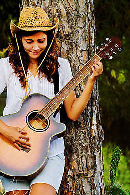 포토 JPG 해외이미지 주간 나무 여자 연주 한명 들기 상반신 성인 야외 앞모습 기타 기타리스트 성인여자한명만 해외202004 해외포토 자연요소 식물 1 음악 뷰포인트 모션 현악기 사람 연주자 여자한명만 성인여자만 파일형식 이미지허브