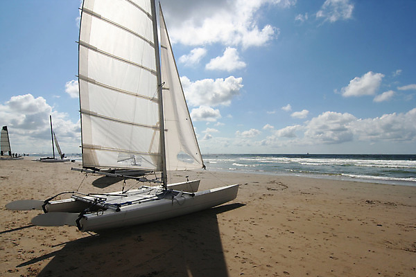 포토 JPG 해외이미지 모래 스포츠 바다 요트 하늘 휴가 항해 사람없음 야외 물 수상스포츠 보트 서핑 네덜란드 북쪽 해외202004 해외포토 자연요소 유럽 배_교통 방향 파일형식 이미지허브