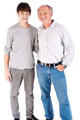 포토 JPG 해외이미지 백인 모델 응시 옷 할아버지 남자 행복 어린이 백그라운드 2 손자 실내 서기 미소 사람 인종 소년 성인 두명 10대 사진촬영 기쁨 흰색 표현 닫기 손주 세대 고립 돌봄 옛날 조부모 노화 스타일 존경 해외202004 해외포토 서양인 시선 노년 감정 컬러 컨셉 가족 모션 청소년 표정 내부 촬영 파일형식 이미지허브