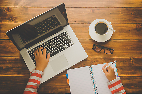 포토 JPG 해외이미지 손 교육 커피 인터넷 비즈니스 통신 바닥 주택 관리 사람없음 목재 노트북 컴퓨터 사무실 모니터 공책 방 키보드 작업 무선전화기 온라인 해외202004 해외포토 나무 음료 재료 문구용품 건물 신체부위 전자제품 전화기 파일형식 이미지허브