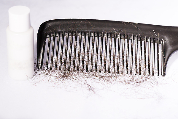 포토 JPG 해외이미지 사람없음 뷰티 머리카락 머리빗 약병 흰배경 헤어관리 두피케어 탈모 탈모클리닉 트리트먼트 해외202004 탈모예방 숱 해외포토 백그라운드 약 머리 흰색 미용용품 예방 클리닉 증상 병_담는 파일형식 이미지허브