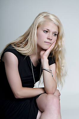 포토 JPG 해외이미지 스튜디오촬영 학생 긴머리 여자 무기 얼굴 회색배경 미래 한명 앉기 10대 세로 청춘 금발 파티 머리 검은색 놀람 슬픔 분노 우아함 무서움 고민 걱정 긴장 고립 배려 우울증 지원 혼자 성인여자만 연습생 해외202004 해외포토 1 헤어스타일 감정 컬러 백그라운드 컨셉 모션 청소년 실내 표정 사람 이벤트 신체부위 회색 질병 연습 여자만 성인만 파일형식 이미지허브