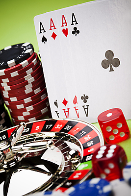 포토 JPG 해외이미지 실내 사람없음 쌓기 트럼프 포커칩 도박 카지노 주사위 룰렛 겜블 초록배경 해외202004 해외포토 백그라운드 모션 내부 초록색 놀이용품 게임 포커 파일형식 이미지허브