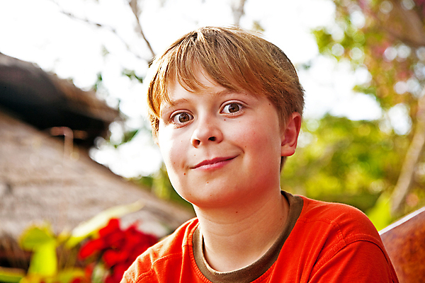 포토 JPG 해외이미지 백인 응시 아시아 어린이 모래 바다 신체 태국 하늘 휴가 따뜻함 한명 소년 야외 10대 모래사장 태양 갈색 기쁨 표현 허리 피부 섬광 해외202004 해외포토 자연요소 서양인 1 시선 남자 감정 나라 컬러 청소년 사람 신체부위 파일형식 이미지허브