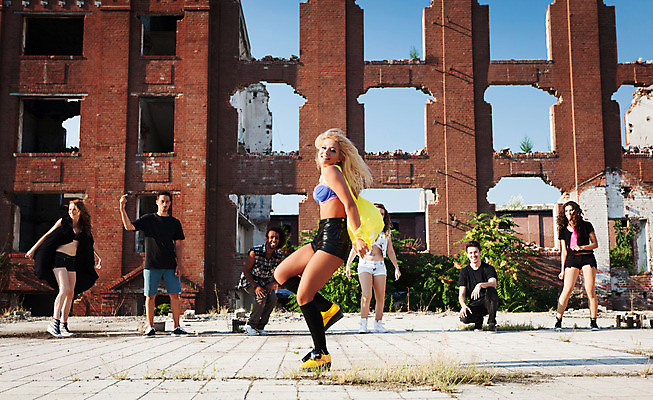 포토 JPG 해외이미지 백인 문화 흑인 기술 힙합 미소 여러명 친구 청춘 금발 운동 유행 공연 연주자 댄서 도시 그룹 무릎꿇기 정사각형 다민족 랩 많음 해외202004 해외포토 도형 서양인 직업 헤어스타일 음악 다수 컨셉 관계 모션 표정 건강 사람 이벤트 음악가 파일형식 이미지허브