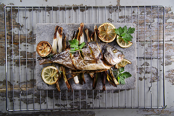 포토 JPG 해외이미지 실내 사람없음 그릴 도미 라임 파 도미구이 돌판 나무배경 해외202004 해외포토 백그라운드 채소 과일 주방용품 어류 내부 돌_바위 생선구이 파일형식 이미지허브