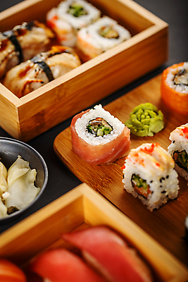 포토 JPG 해외이미지 검은배경 실내 사람없음 초밥 나무상자 고추냉이 종지 모듬초밥 나무접시 롤스시 생강초절임 일본음식 해외202004 참치초밥 해외포토 그릇 접시 음식 백그라운드 내부 상자 검은색 양념 모듬 절임 파일형식 이미지허브