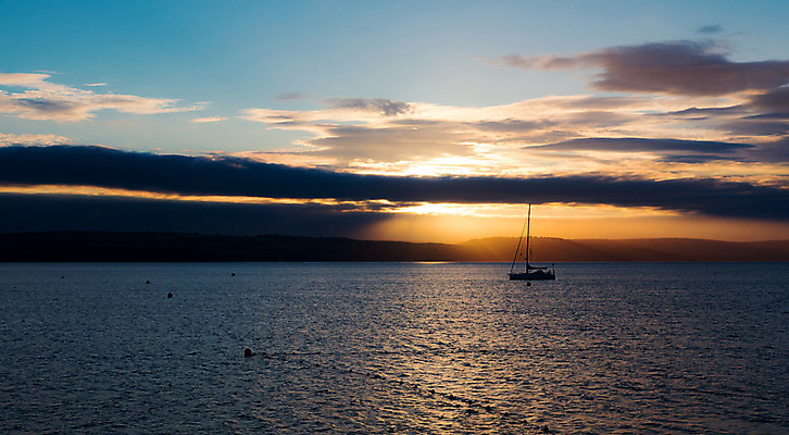 포토 JPG 해외이미지 실루엣 스포츠 바다 여행 요트 자연 하늘 휴가 휴식 잉글랜드 항해 사랑 풍경 사람없음 물 여름 관광지 빛 태양 노란색 일출 일몰 새벽 절벽 보트 언덕 함선 수평선 해외202004 해외포토 자연요소 계절 감정 컬러 컨셉 배_교통 영국 촬영기법 노을 생태계 파일형식 이미지허브