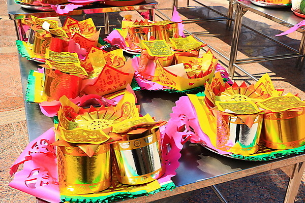 포토 JPG 해외이미지 전통 아시아 종교 종이 문화 돈 불교 새로움 동양인 사람없음 빨간색 컬러풀 믿음 중국 축하 죽음 황금 유령 은색 연도 은박지 향기 천국 거짓 고립 다음 숭배 접기 지옥 화상 해외202004 해외포토 감정 나라 컬러 컨셉 모션 인종 재산 상처 냄새 파일형식 이미지허브