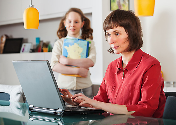 포토 JPG 해외이미지 학생 여학생 여자 어린이 2 가족 탁자 엄마 주택 함께함 실내 서기 사람 앉기 내부 두명 10대 노트북 컴퓨터 관찰 타이핑 잡기 책상 학자 해외202004 해외포토 직업 가구 컨셉 관계 모션 청소년 건물 전자제품 파일형식 이미지허브