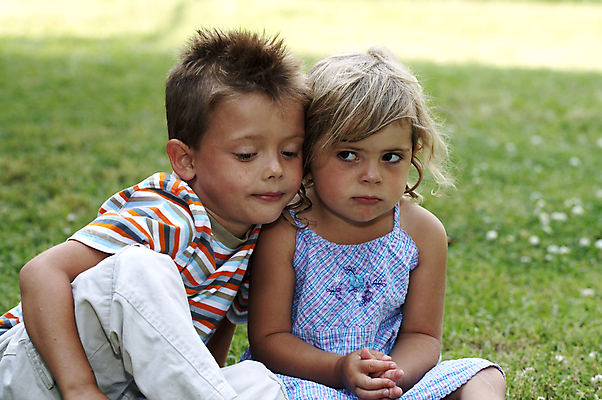 포토 JPG 해외이미지 백인 여자 남자 아들 얼굴 어린이 사람 소년 두명 금발 분노 표현 언니 걸음마 결백 천진난만 해외202004 해외포토 서양인 헤어스타일 감정 컨셉 가족 모션 신체부위 자매 파일형식 이미지허브