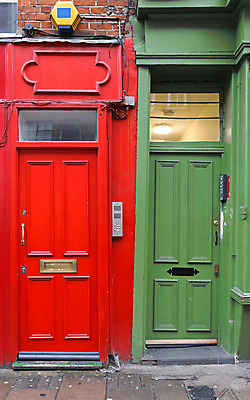 포토 JPG 해외이미지 2 건축양식 주택 사람없음 건물 빨간색 초록색 문 쌍 중세 런던 그런지 썩음 옛날 해외202004 해외포토 건축물 건축 컬러 영국 역사 파일형식 이미지허브