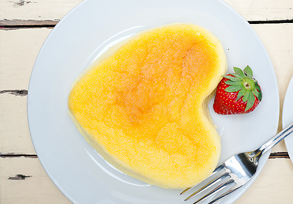 포토 JPG 해외이미지 접시 포크 딸기 디저트 근접촬영 사람없음 하트 치즈케이크 해외202004 해외포토 모양 식기 음식 뷰포인트 과일 케이크 파일형식 이미지허브