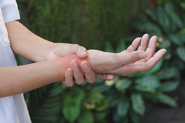 포토 JPG 해외이미지 백인 1 손 남자 백그라운드 컨셉 신체 텍스트 건강 병원 사람 성인 사람없음 빨간색 노트북 사무실 약 검은색 고통 터치 의사 잡기 업무 닫기 씻기 상처 손목 관절염 문제 팔 돌봄 옛날 의료성형뷰티 해외202004 해외포토 서양인 감정 컬러 비즈니스 의학 모션 신체부위 전자제품 청결 의료진 작업 질병 파일형식 이미지허브