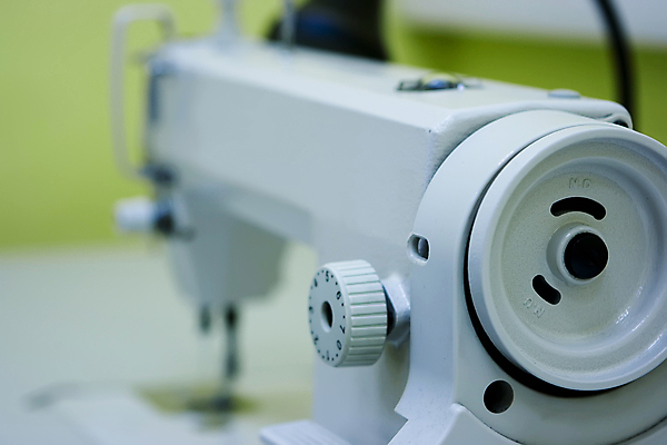 포토 JPG 해외이미지 모델 손 드레스 옷 산업 줄 패턴 손가락 공장 주택 자 손잡이 사람없음 내부 유행 기계 장비 엄지손가락 공구 직물 업무 커튼 실 수리 제조 바느질 디자이너 자르기 측정 실타래 재단 직진 퀼트 핸드메이드 해외202004 해외포토 직업 무늬 공업 모션 문구용품 건물 신체부위 도구 작업 파일형식 이미지허브