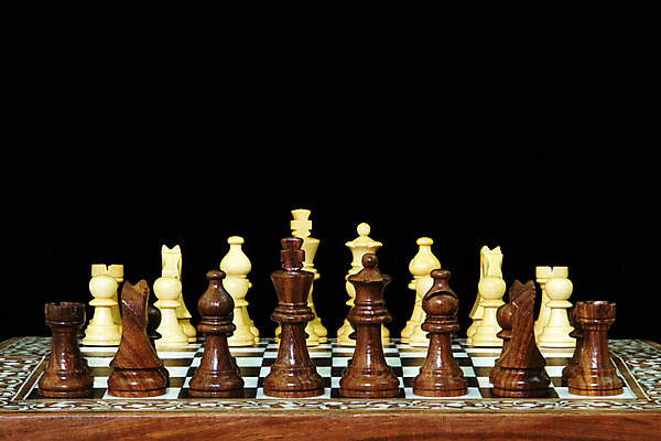 포토 JPG 해외이미지 조각 백그라운드 컨셉 놀이 성공 아이디어 실내 자 서기 사람없음 목재 검은색 힘 침묵 경쟁 도전 게임 흰색 우승 그룹 체스말 체스 선택 계획 공격 왕 라이벌 충돌 묘사 오브젝트 리더 싸움 체스판 육군 전략 장군 여왕 지능 필승 해외202004 해외포토 나무 직업 컬러 재료 모션 문구용품 군대 내부 소리 최고 말_게임 파일형식 이미지허브