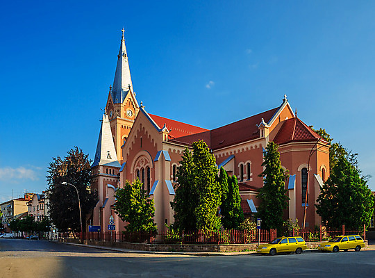 포토 JPG 해외이미지 나무 공원 유럽 문화 도로 여행 건축양식 자동차 하늘 아침 지붕 거리 주택 사람없음 빨간색 도시풍경 교회 조약돌 바위 도시 역사 언덕 정사각형 택시 좁은 장면 타운 옛날 올드타운 해외202004 해외포토 주간 도형 식물 공공시설 건축 나라 길 육상교통 컬러 종교건축 교통시설 승용차 풍경 건물 돌_바위 파일형식 이미지허브