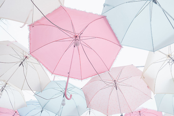 포토 JPG 해외이미지 디자인 분홍색 하늘색 백그라운드 컨셉 우산 하늘 미술 사람없음 장식 컬러풀 파스텔톤 해외202004 해외포토 컬러 문화예술 파란색 파일형식 이미지허브