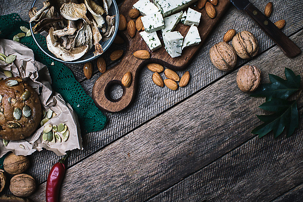 포토 JPG 해외이미지 음식 백그라운드 치즈 건강 씨앗 사람없음 목재 초록색 버섯 견과류 가을 시골 그룹 칼 아침식사 에코 유기농 올리브 매움 냅킨 롤 호두 아몬드 후추 덩어리 내추럴 그물버섯 번 개암 해외202004 해외포토 나무 식물 웰빙 계절 열매 빵 컬러 재료 유제품 환경 식사 맛 향신료 파일형식 이미지허브