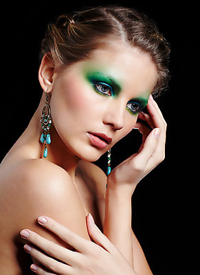 포토 JPG 해외이미지 백인 모델 라이프스타일 헤어스타일 손 여자 유럽 얼굴 장신구 손가락 건강 한명 사람 초록색 파란색 유행 귀걸이 검은색 화장품 터치 흰색 사찰 화려 보석 피부 어깨 아이섀도 의료성형뷰티 스타일 해외202004 해외포토 서양인 1 나라 컬러 컨셉 종교건축 생활 신체부위 뷰티 광석 파일형식 이미지허브