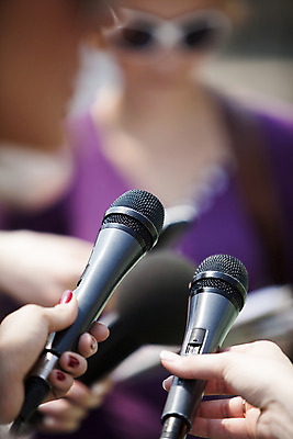 포토 JPG 해외이미지 손 남자 통신 회의 말하기 사람 사람없음 카메라 텔레비전 소리 장비 정보 잡기 기자 신문 뉴스 중앙 토론 질문 마이크 보고서 면접 라디오 오디오 방송 전염 언론 리포터 일반 목소리 생존 해외202004 해외포토 직업 음향기기 비즈니스 모션 신체부위 간행물 전자제품 질병 감염 파일형식 이미지허브