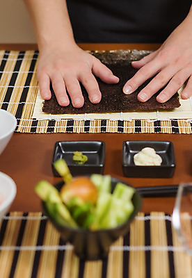 포토 JPG 해외이미지 모양 전통 여자 아시아 음식 다이어트 밥 오이 새우 콩 건강 관리 어류 요리 동양인 사람없음 식당 일본 요리사 식사 저녁식사 초밥 회 매트 게 신선 해조류 칼 고추냉이 해산물 대나무 준비 날것 만들기 롤 연어 생강 아보카도 점심식사 대두 해외202004 해외포토 나무 직업 나라 채소 과일 모션 곡류 갑각류 사람 인종 상점 수중동물 양념 해양식물 일본음식 파일형식 이미지허브