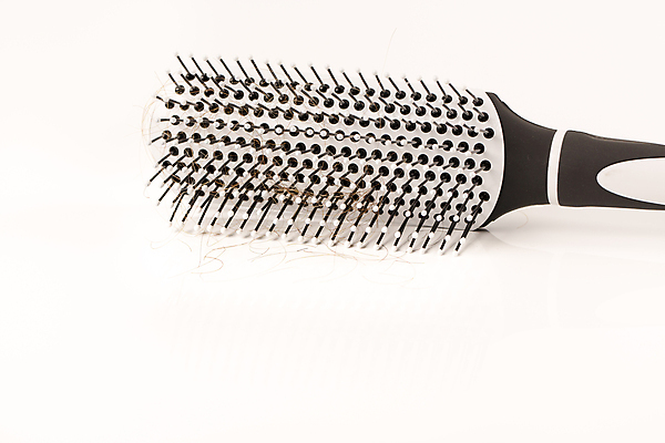 포토 JPG 해외이미지 사람없음 뷰티 머리카락 머리빗 흰배경 헤어관리 두피케어 탈모 탈모클리닉 해외202004 탈모예방 해외포토 백그라운드 머리 흰색 미용용품 예방 클리닉 증상 파일형식 이미지허브