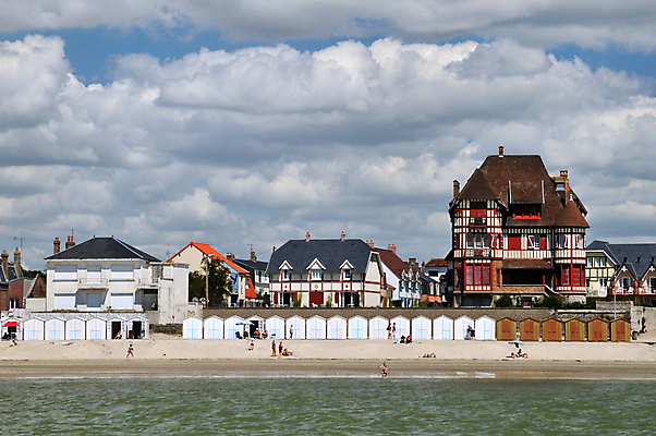 포토 JPG 해외이미지 구름 전통 계절 바다 건축양식 호텔 주택 사람 사람없음 여름 마을 맑음 프랑스 프랑스어 노르망디 해외202004 해외포토 자연요소 문자 건축 유럽 숙소 날씨 건물 파일형식 이미지허브