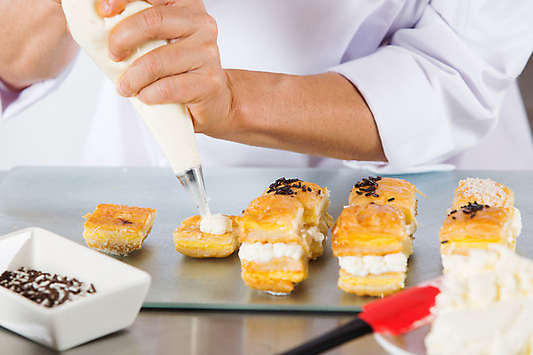 포토 JPG 해외이미지 직업 접시 손 여자 유니폼 디저트 요리 한명 장식 과자 케이크 주방 초콜릿 요리사 검은색 고명 달콤 맛 냄비 믹서 크림 국자 준비 만들기 주걱 코코아 제빵사 페스츄리 해외202004 해외포토 1 식기 옷 음료 음식 빵 컬러 컨셉 모션 주방용품 사람 신체부위 솥 파일형식 이미지허브