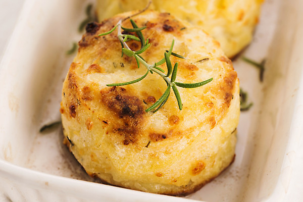 포토 JPG 해외이미지 전통 접시 음식 백그라운드 치즈 감자 요리 사람없음 목재 식사 저녁식사 시골 굽기 크림 프랑스어 그라탱 캐서롤 해외202004 해외포토 나무 문자 식기 채소 재료 유제품 서양음식 용기_그릇 구이 파일형식 이미지허브