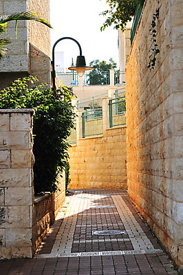 포토 JPG 해외이미지 식물 꽃 문화 여행 건축양식 거리 주택 사람없음 건물 빛 노란색 우주 조약돌 도시 작음 좁은 장면 지역 타운 연립주택 개발 교외 파스텔톤 해외202004 해외포토 건축물 건축 컬러 돌_바위 크기 파일형식 이미지허브