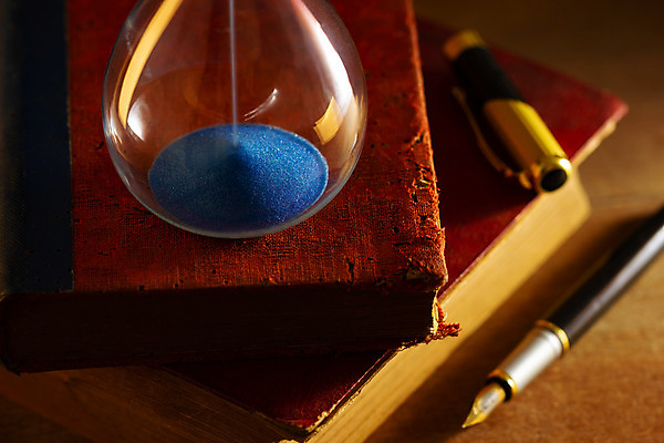 포토 JPG 해외이미지 교육 벽 시계 백그라운드 컨셉 창문 탁자 아침 그림자 사람없음 목재 책 빨간색 빛 독서 달리기 햇빛 펜 갈색 쌓기 침묵 수확 골동품 덮개 시간 역사 도서관 소프트포커스 손목시계 모래시계 책상 측정 복고 과거 캔버스 흙더미 타이머 그런지 놋쇠 마감 분 옛날 카운트다운 카피스페이스 해외202004 해외포토 주간 나무 모래 컬러 가구 농업 재료 장신구 모션 촬영기법 태양 필기구 소리 흙 공백 뚜껑 파일형식 더미 이미지허브