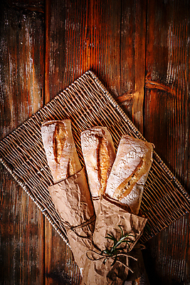 포토 JPG 해외이미지 빵 사람없음 종이봉투 바게트 곡물빵 나무쟁반 나무배경 해외202004 해외포토 음식 백그라운드 봉투 쟁반 목재 파일형식 이미지허브