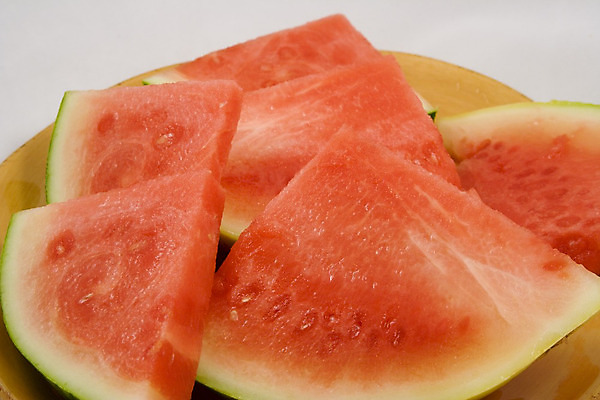 포토 JPG 해외이미지 접시 조각 과일 수박 근접촬영 사람없음 빨간색 신선 달콤 수박조각 해외202004 해외포토 식기 뷰포인트 컬러 맛 파일형식 이미지허브